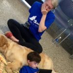 犬にもたれる自閉症の息子を見たお母さんの涙。その理由に胸が熱くなる【感動】